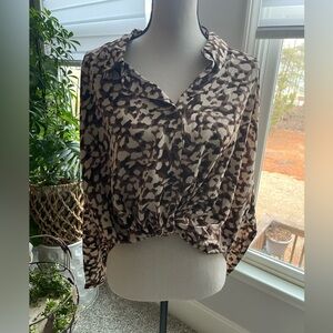 Very J Woman’s blouse in SZ M in gently used condition